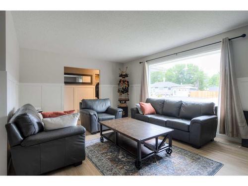 3014 10A Avenue South, Lethbridge, AB - Indoor Photo Showing Living Room