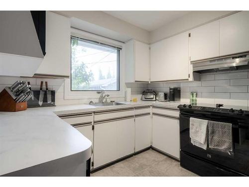 3014 10A Avenue South, Lethbridge, AB - Indoor Photo Showing Kitchen