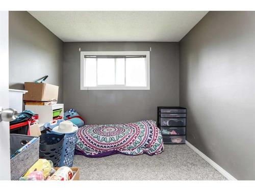 47 Sheridan Road West, Lethbridge, AB - Indoor Photo Showing Bedroom