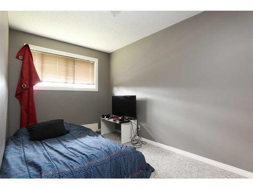 47 Sheridan Road West, Lethbridge, AB - Indoor Photo Showing Bedroom