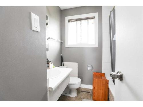 47 Sheridan Road West, Lethbridge, AB - Indoor Photo Showing Bathroom