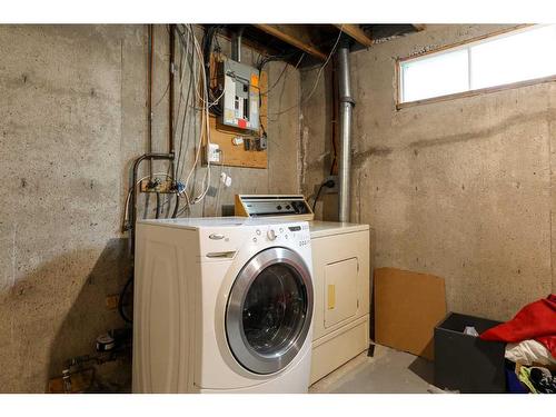 47 Sheridan Road West, Lethbridge, AB - Indoor Photo Showing Laundry Room