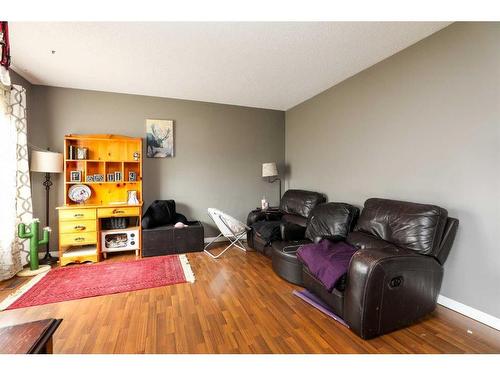 47 Sheridan Road West, Lethbridge, AB - Indoor Photo Showing Living Room