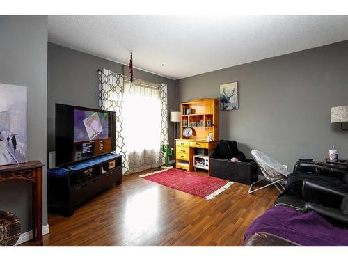 47 Sheridan Road West, Lethbridge, AB - Indoor Photo Showing Living Room