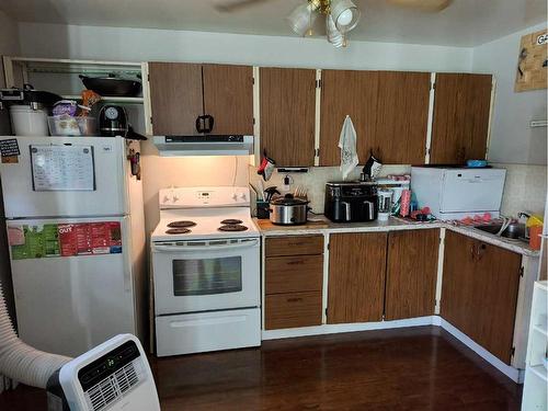 139 Park Meadows Boulevard North, Lethbridge, AB - Indoor Photo Showing Kitchen With Double Sink