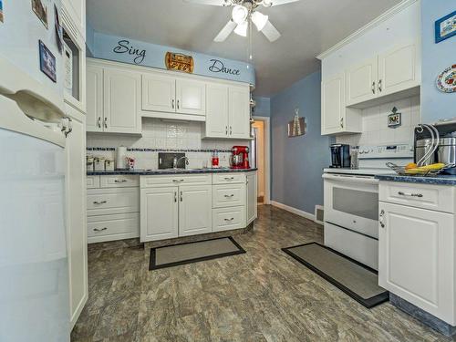 2015 7 Avenue South, Lethbridge, AB - Indoor Photo Showing Kitchen