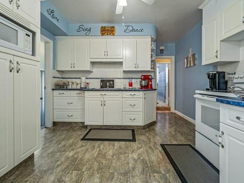 2015 7 Avenue South, Lethbridge, AB - Indoor Photo Showing Kitchen