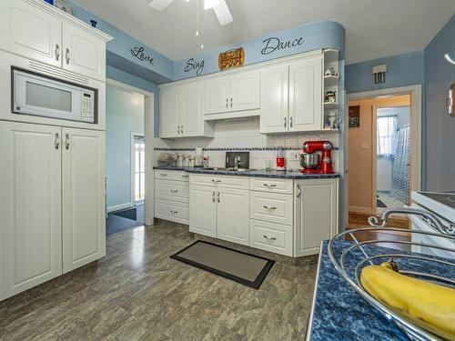 2015 7 Avenue South, Lethbridge, AB - Indoor Photo Showing Kitchen