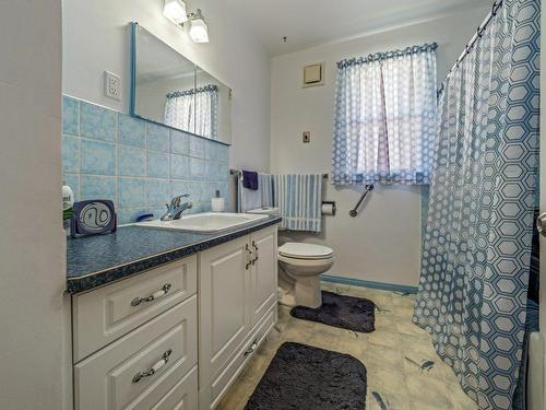 2015 7 Avenue South, Lethbridge, AB - Indoor Photo Showing Bathroom