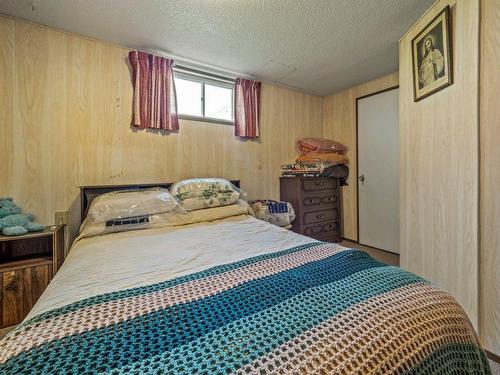 2015 7 Avenue South, Lethbridge, AB - Indoor Photo Showing Bedroom