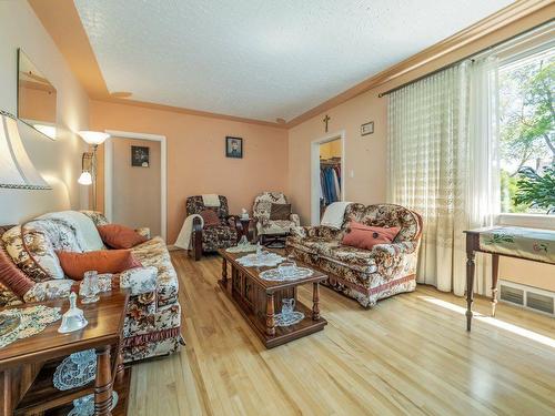 2015 7 Avenue South, Lethbridge, AB - Indoor Photo Showing Living Room