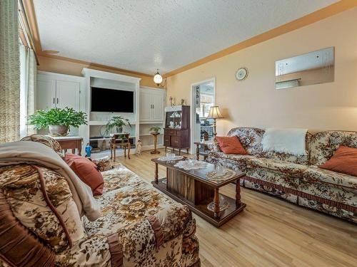 2015 7 Avenue South, Lethbridge, AB - Indoor Photo Showing Living Room