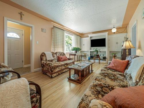 2015 7 Avenue South, Lethbridge, AB - Indoor Photo Showing Living Room