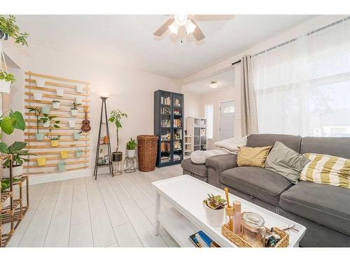 429 12 Street North, Lethbridge, AB - Indoor Photo Showing Living Room