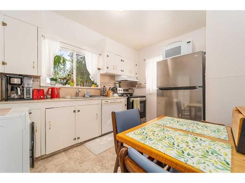 429 12 Street North, Lethbridge, AB - Indoor Photo Showing Kitchen