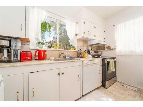 429 12 Street North, Lethbridge, AB - Indoor Photo Showing Kitchen