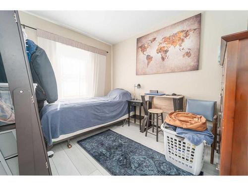 429 12 Street North, Lethbridge, AB - Indoor Photo Showing Bedroom