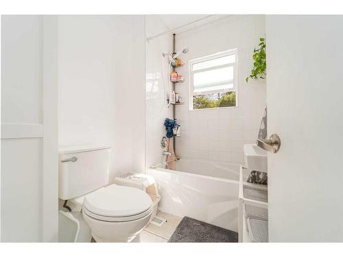 429 12 Street North, Lethbridge, AB - Indoor Photo Showing Bathroom