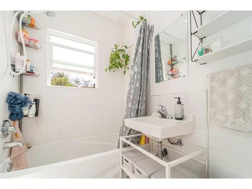 429 12 Street North, Lethbridge, AB - Indoor Photo Showing Bathroom