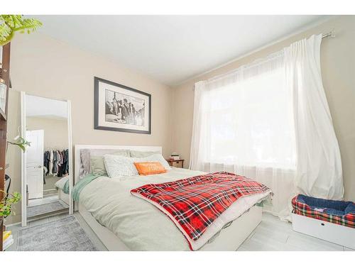 429 12 Street North, Lethbridge, AB - Indoor Photo Showing Bedroom