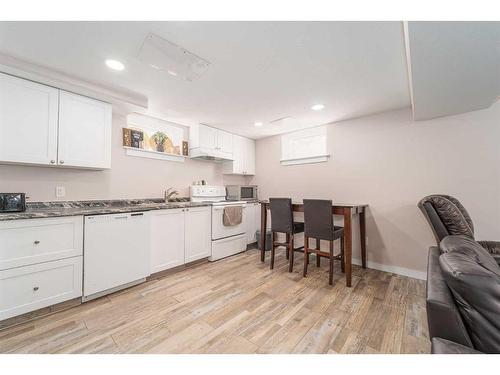 429 12 Street North, Lethbridge, AB - Indoor Photo Showing Kitchen