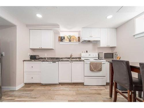 429 12 Street North, Lethbridge, AB - Indoor Photo Showing Kitchen