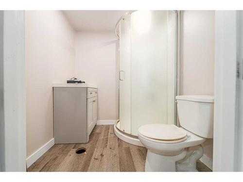 429 12 Street North, Lethbridge, AB - Indoor Photo Showing Bathroom