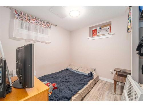 429 12 Street North, Lethbridge, AB - Indoor Photo Showing Bedroom