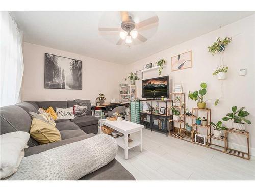 429 12 Street North, Lethbridge, AB - Indoor Photo Showing Living Room