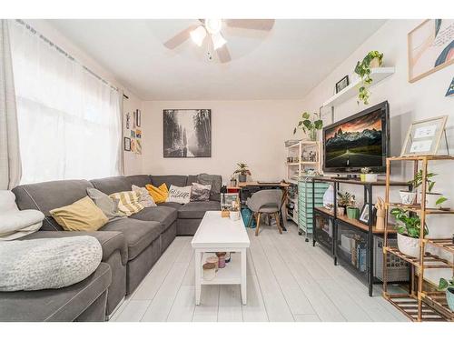 429 12 Street North, Lethbridge, AB - Indoor Photo Showing Living Room