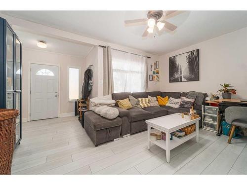 429 12 Street North, Lethbridge, AB - Indoor Photo Showing Living Room