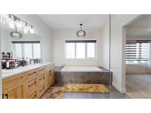 4725 40 Avenue S, Lethbridge, AB - Indoor Photo Showing Bathroom