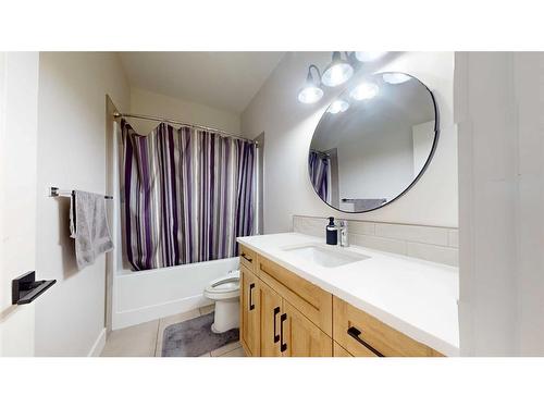 4725 40 Avenue S, Lethbridge, AB - Indoor Photo Showing Bathroom