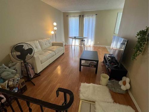 35-5 Acadia Road West, Lethbridge, AB - Indoor Photo Showing Living Room