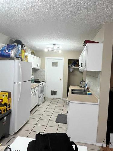 35-5 Acadia Road West, Lethbridge, AB - Indoor Photo Showing Kitchen With Double Sink