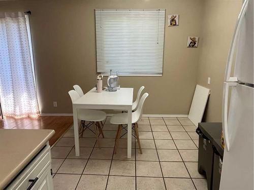 35-5 Acadia Road West, Lethbridge, AB - Indoor Photo Showing Dining Room