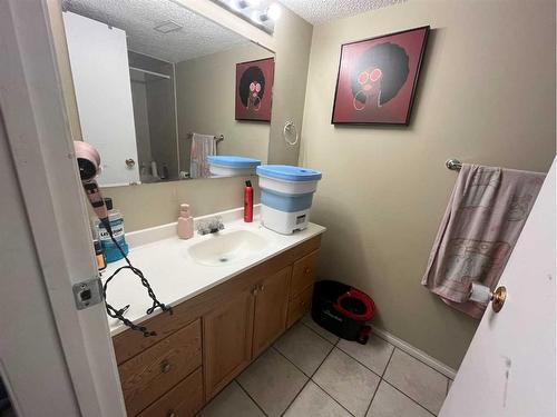 35-5 Acadia Road West, Lethbridge, AB - Indoor Photo Showing Bathroom