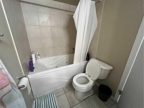 35-5 Acadia Road West, Lethbridge, AB - Indoor Photo Showing Bathroom