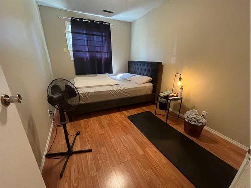 35-5 Acadia Road West, Lethbridge, AB - Indoor Photo Showing Bedroom