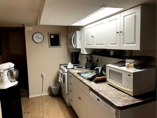 1423 13 Avenue South, Lethbridge, AB - Indoor Photo Showing Kitchen