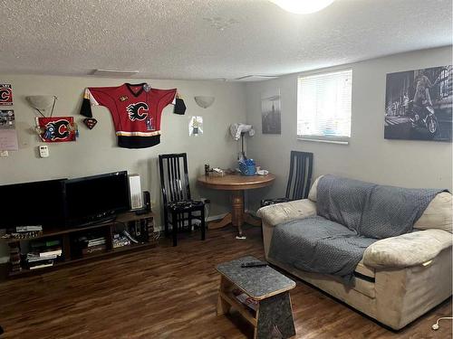 1423 13 Avenue South, Lethbridge, AB - Indoor Photo Showing Living Room