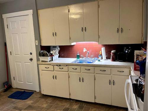 1423 13 Avenue South, Lethbridge, AB - Indoor Photo Showing Kitchen