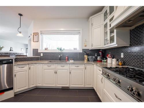 350 Twinriver Road West, Lethbridge, AB - Indoor Photo Showing Kitchen With Upgraded Kitchen