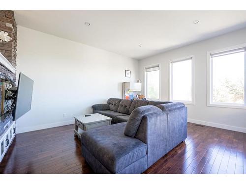 350 Twinriver Road West, Lethbridge, AB - Indoor Photo Showing Living Room