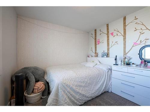 350 Twinriver Road West, Lethbridge, AB - Indoor Photo Showing Bedroom
