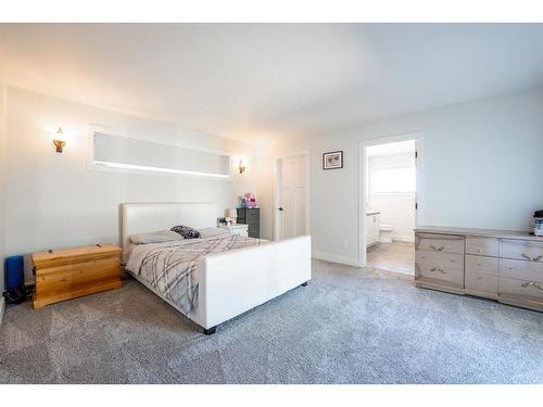 350 Twinriver Road West, Lethbridge, AB - Indoor Photo Showing Bedroom