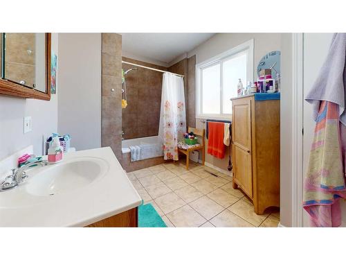 1018 Ventura Crescent North, Lethbridge, AB - Indoor Photo Showing Bathroom