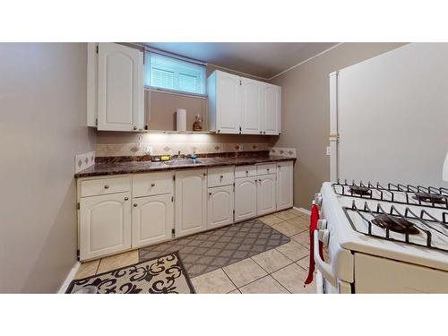 1018 Ventura Crescent North, Lethbridge, AB - Indoor Photo Showing Kitchen