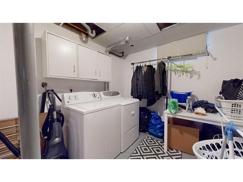 1018 Ventura Crescent North, Lethbridge, AB - Indoor Photo Showing Laundry Room