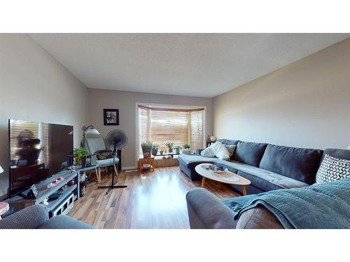 1018 Ventura Crescent North, Lethbridge, AB - Indoor Photo Showing Living Room